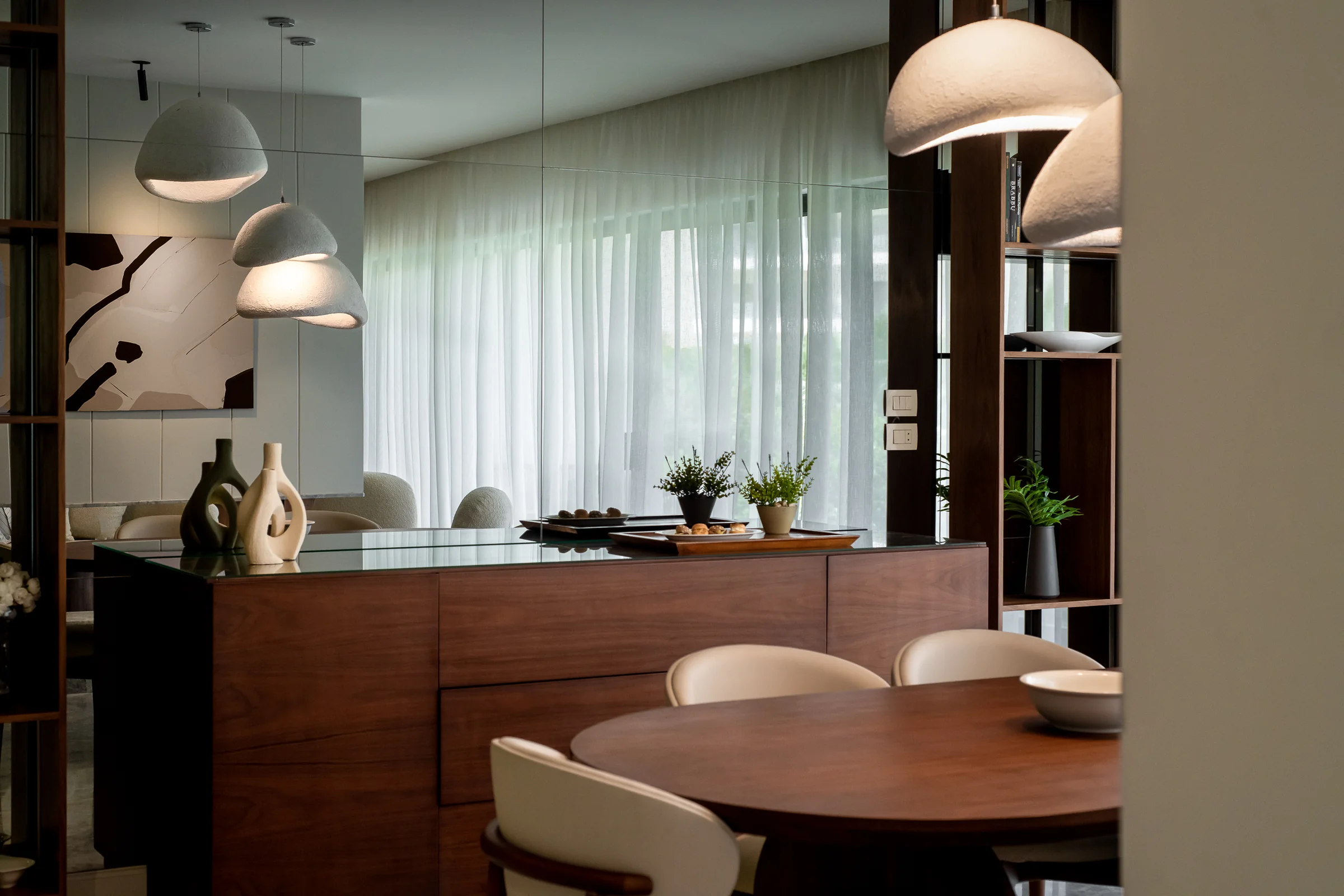 Kitchen island with the dining table in the same view.