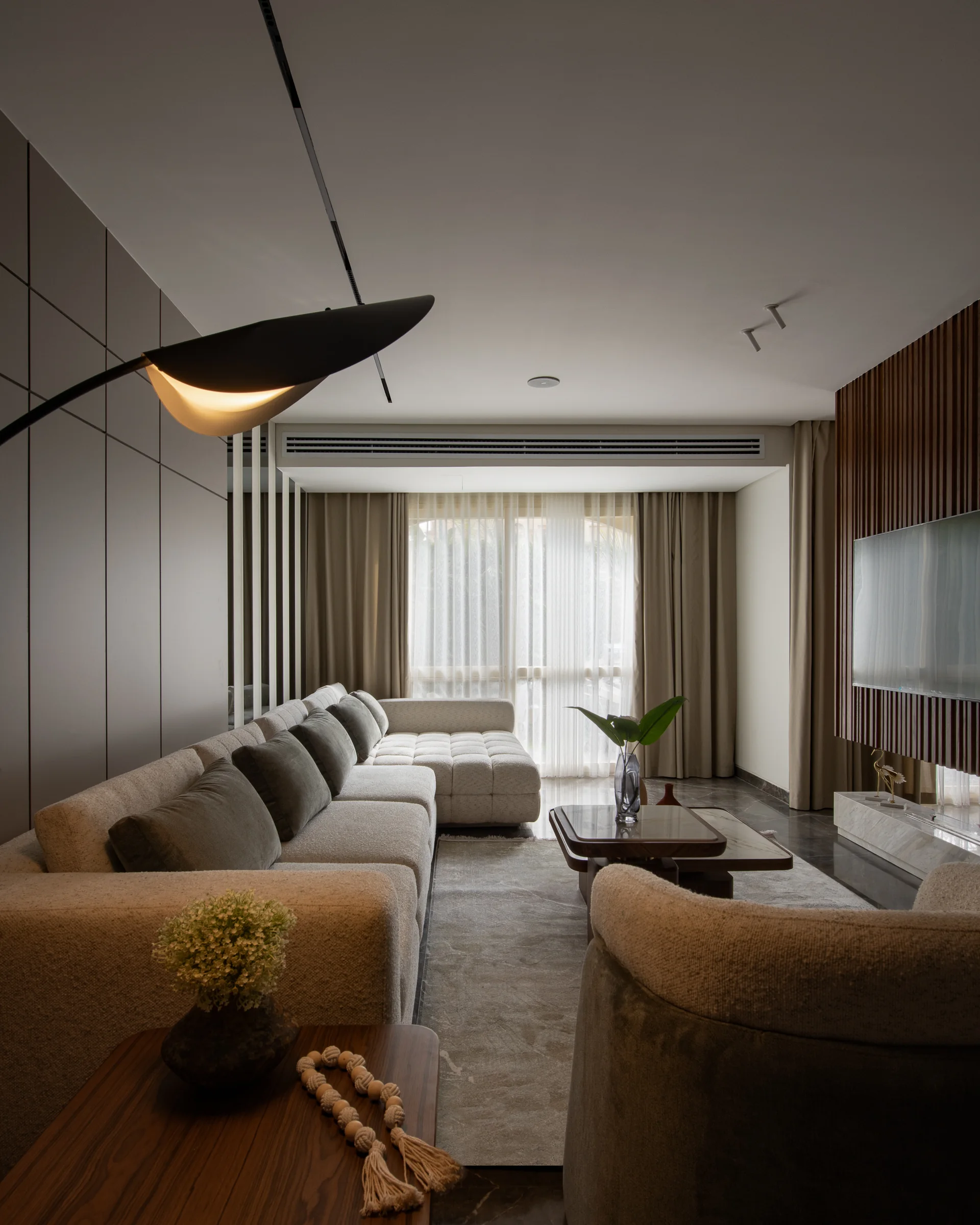 Living room with the television wall and panelled ceiling.