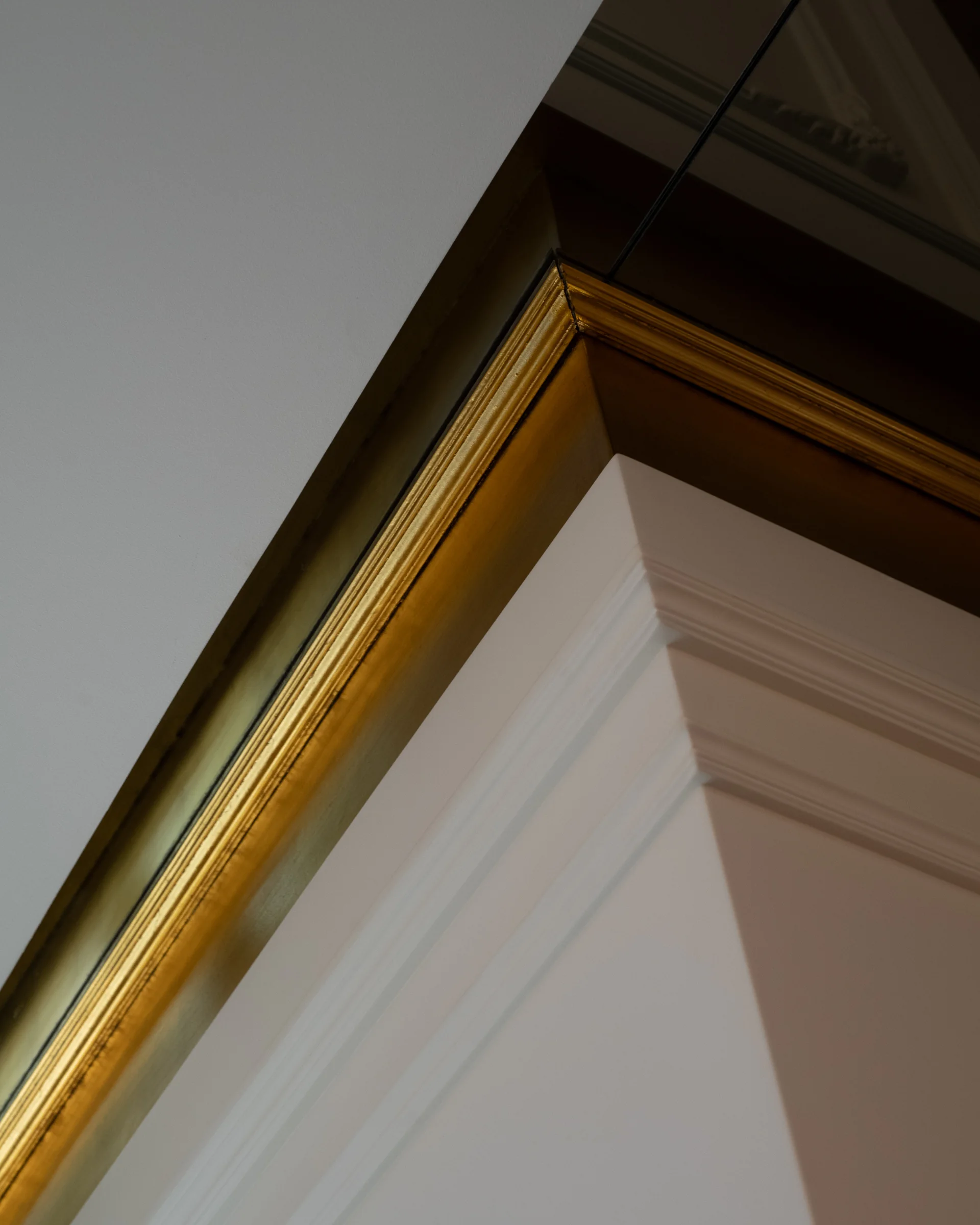 Detail: the gilt line where cornice meets ceiling.